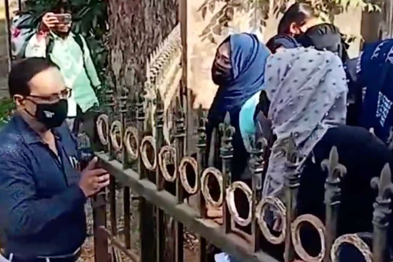 Hindistan'da başörtülü öğrencilerin okula alınmaması çatışmalara neden oldu